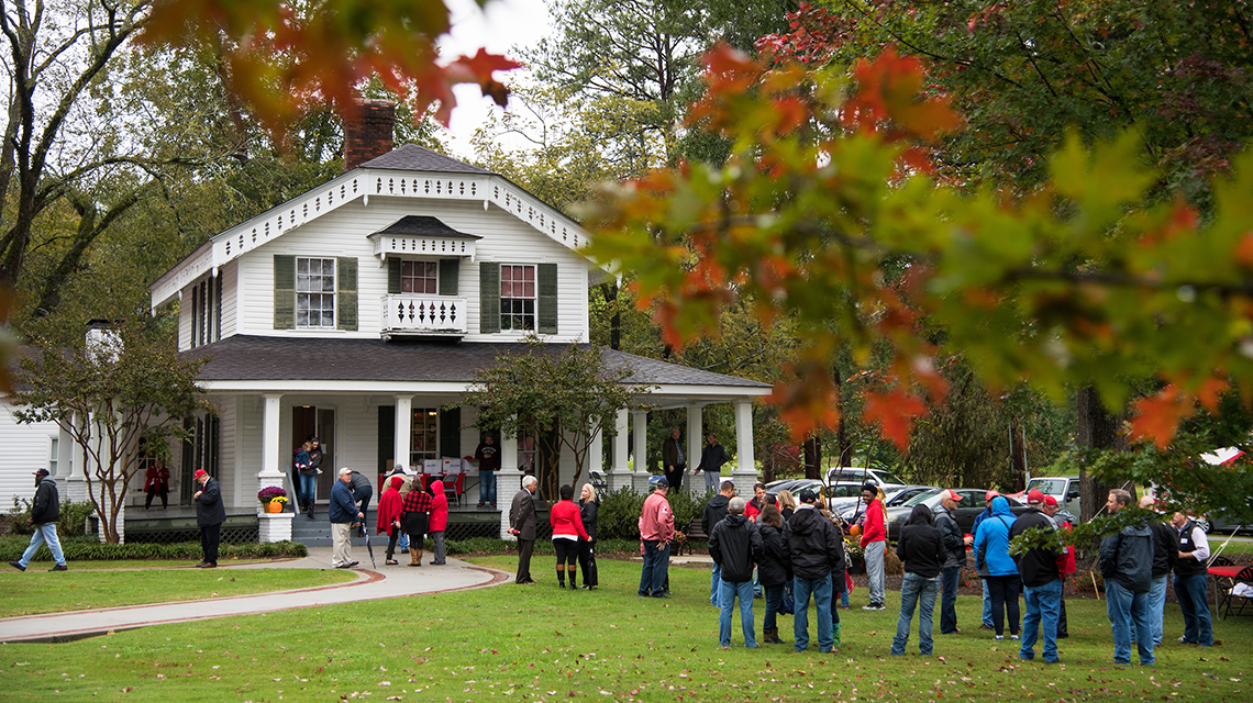 Homecoming crowd at the alumni house, 2017