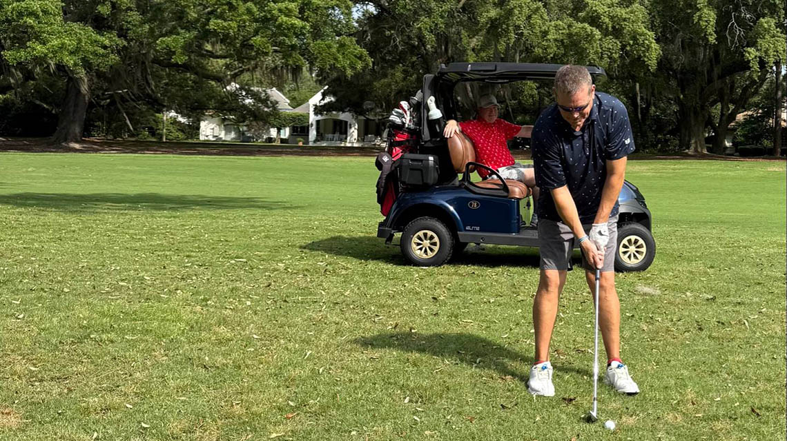 alumni golfing