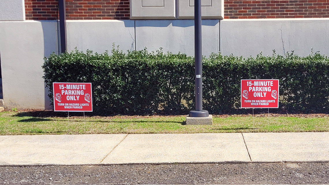 15 minute parking signs in front of a JSU building